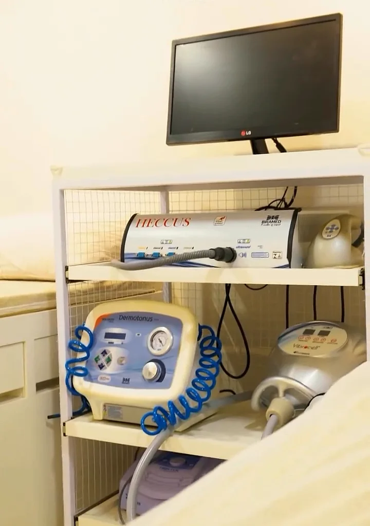 Equipamentos de estética e laser em um carrinho na sala de atendimento