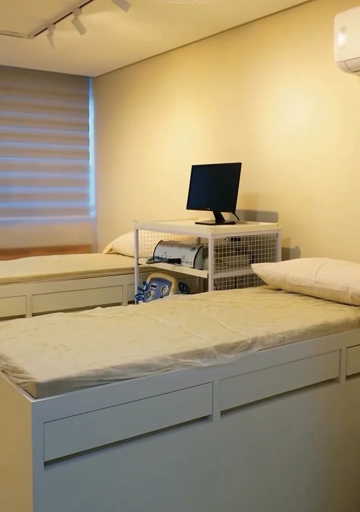 Sala de procedimentos com maca e equipamentos